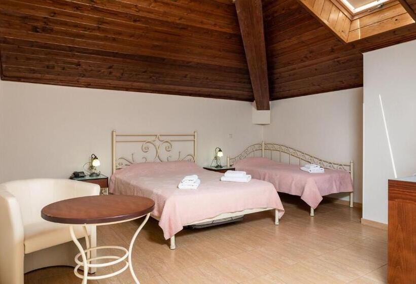 Economy Triple Room, Sourediko