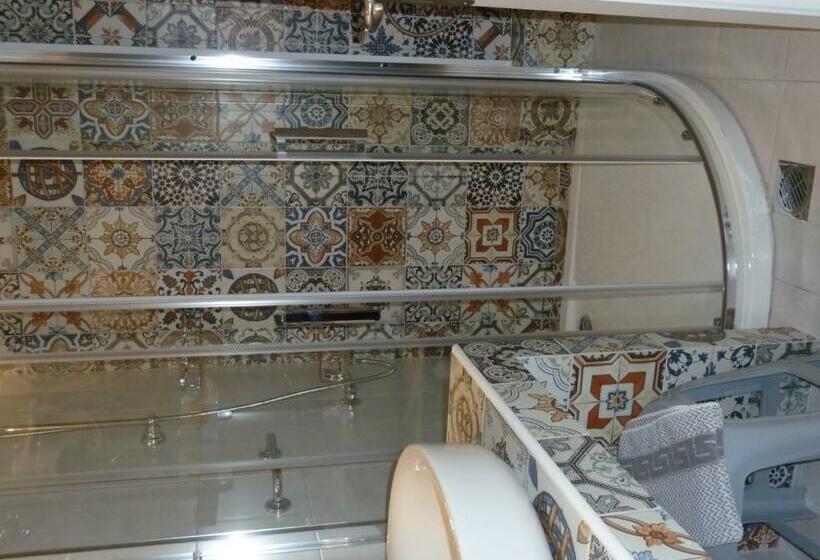 Quarto Familiar, Omorfi Poli