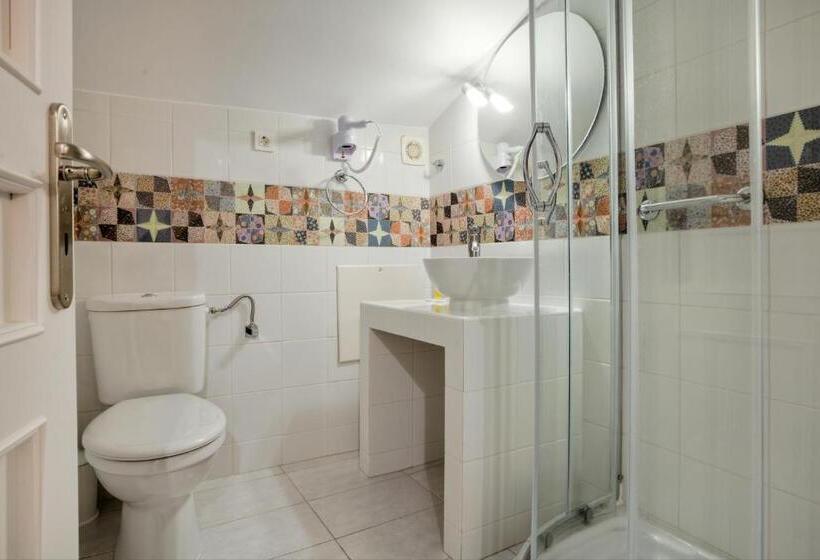Quarto Ático, Omorfi Poli