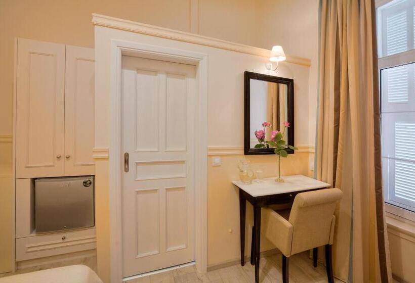 Quarto Estandar Individual, Omorfi Poli