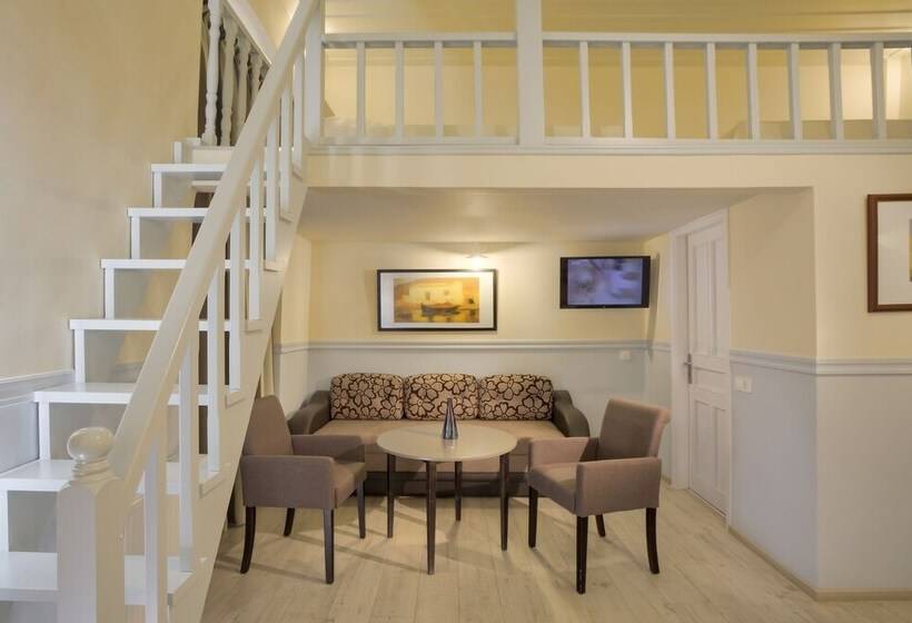 Quarto Familiar, Omorfi Poli