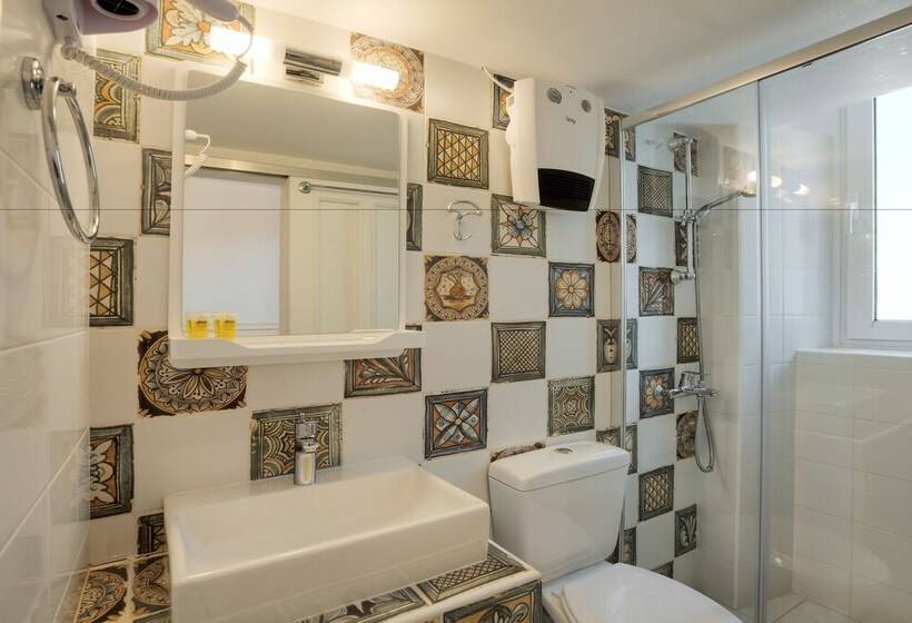 Quarto Estandar Individual, Omorfi Poli