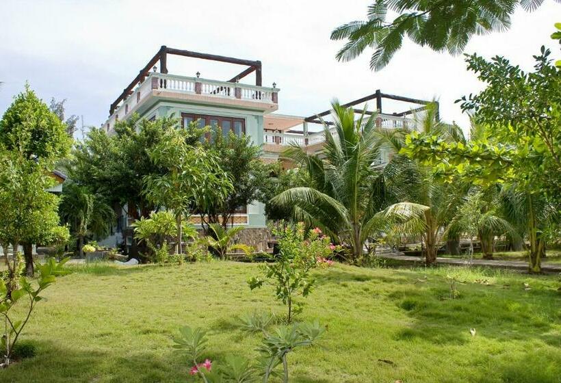 اتاق خانوادگی با چشم‌انداز باغ, Gold Rooster Resort