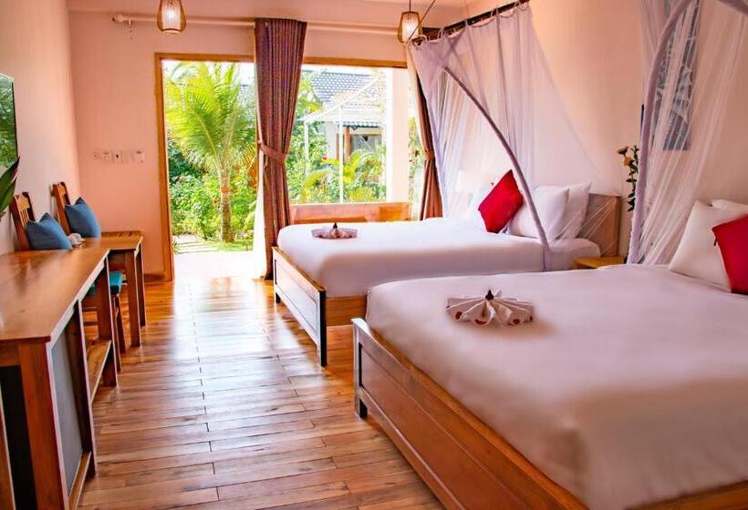 اتاق سه نفره سوپریور با چشم‌انداز باغ, La Casa Resort