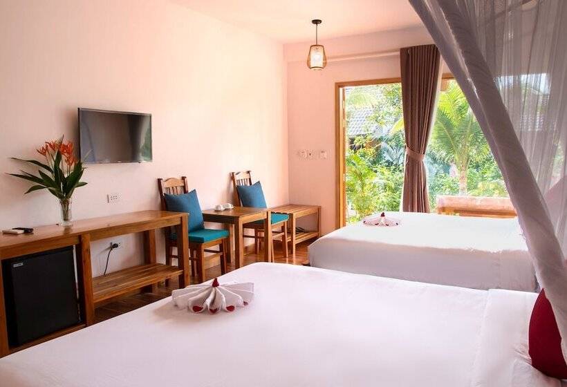 اتاق سه نفره سوپریور با چشم‌انداز باغ, La Casa Resort
