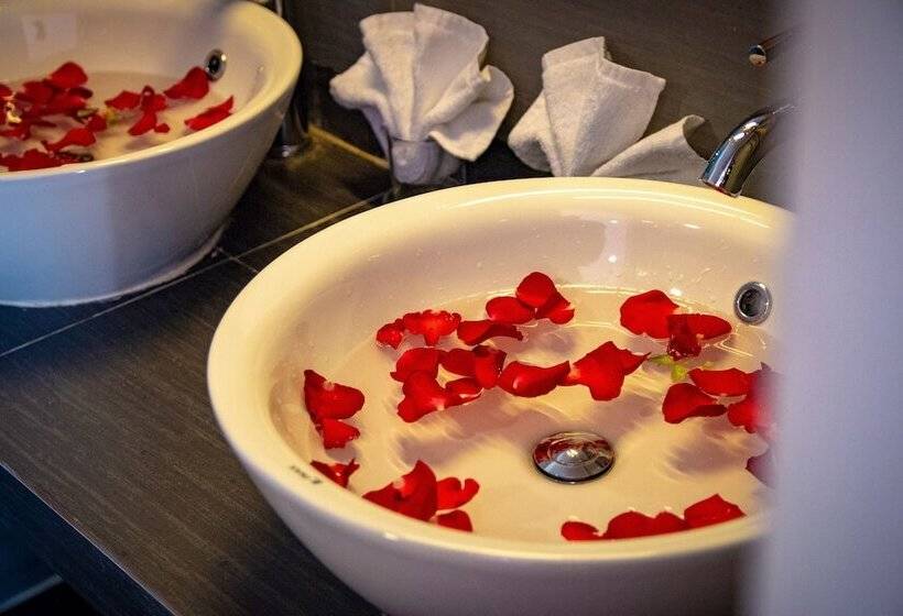 اتاق سه نفره سوپریور با چشم‌انداز باغ, La Casa Resort