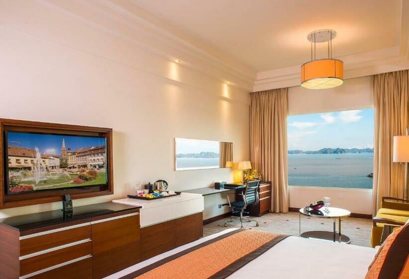 اتاق لوکس با چشم‌انداز دریا, Royal Halong
