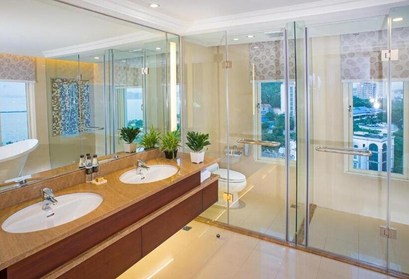 سوییت با چشم‌انداز دریا, Royal Halong
