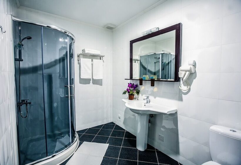 اتاق لوکس سه تخته, Aria Hotel Chisinau