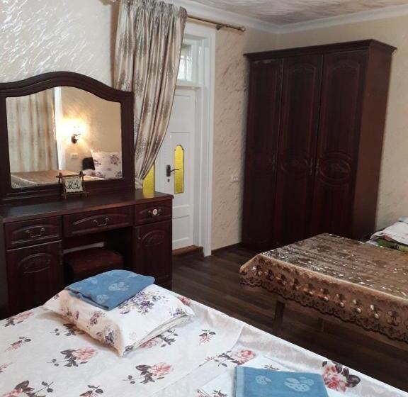 标准三人间, B&b Bahodir