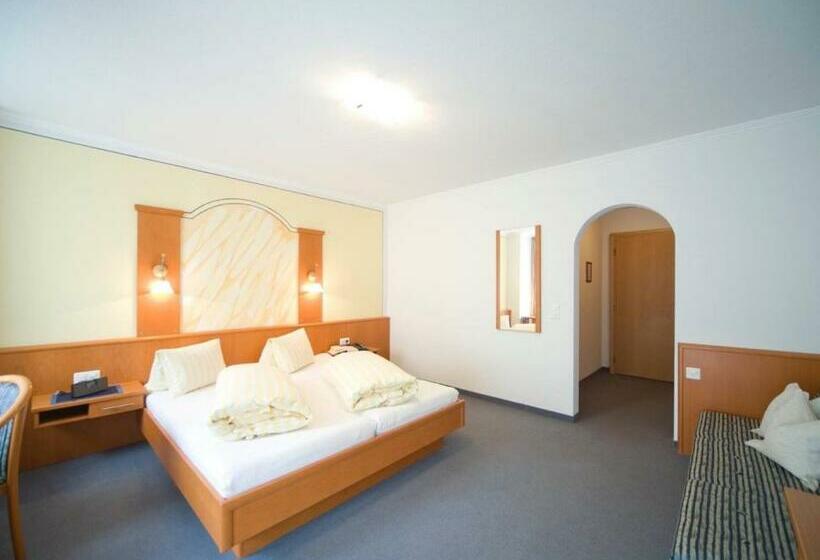 اتاق استاندارد سه تخته با بالکن, Soliva Hotel & Apartments