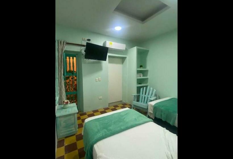 Standard 3 Pers. Værelse, Room In Lodge   Cr 2 Room In Getsemani With Breakfast Wifi And Air Conditioning