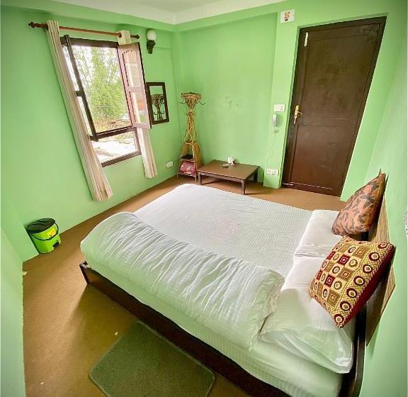 اتاق اکونومی, The Nest Guest House