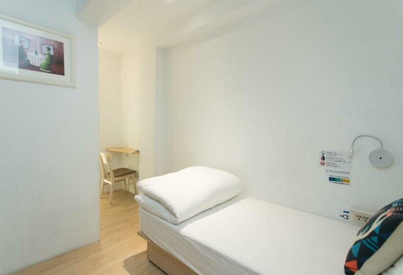 اتاق استاندارد سه تخته با سرویس بهداشتی مشترک, 4plus Hostel