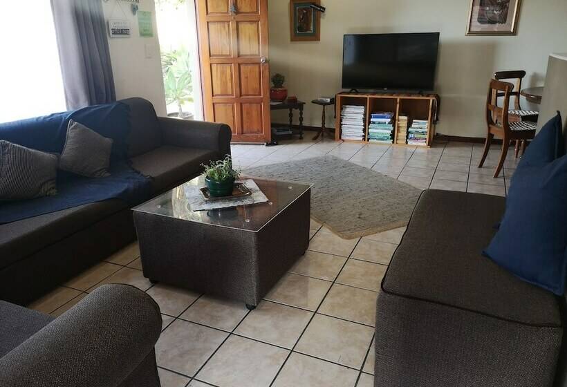Дом 4 Спальни, Mackenzies Accommodation