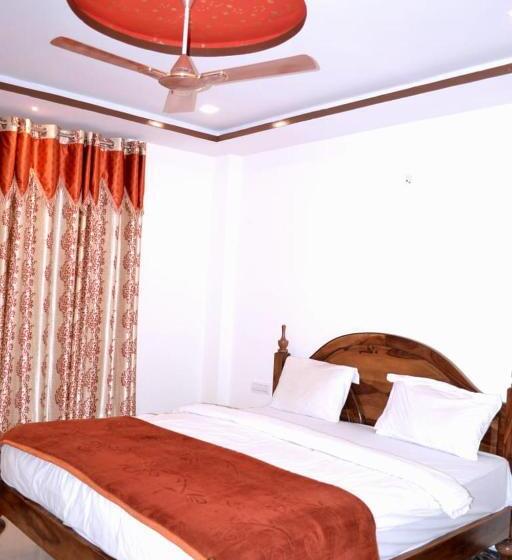 家庭间, Rudraksh Hotel & Restaurant
