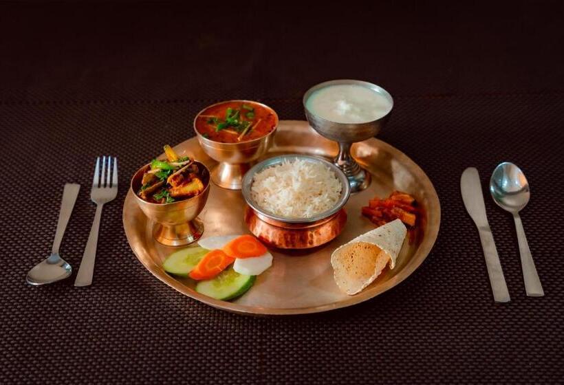 مجموعه ویستا شهر, Everest Inn Pvt. Ltd