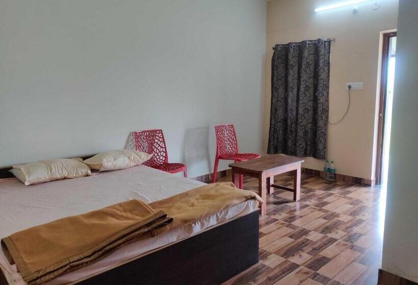 Трехместный Номер Классика, Oyo Kaustubh Restaurant And Lodge
