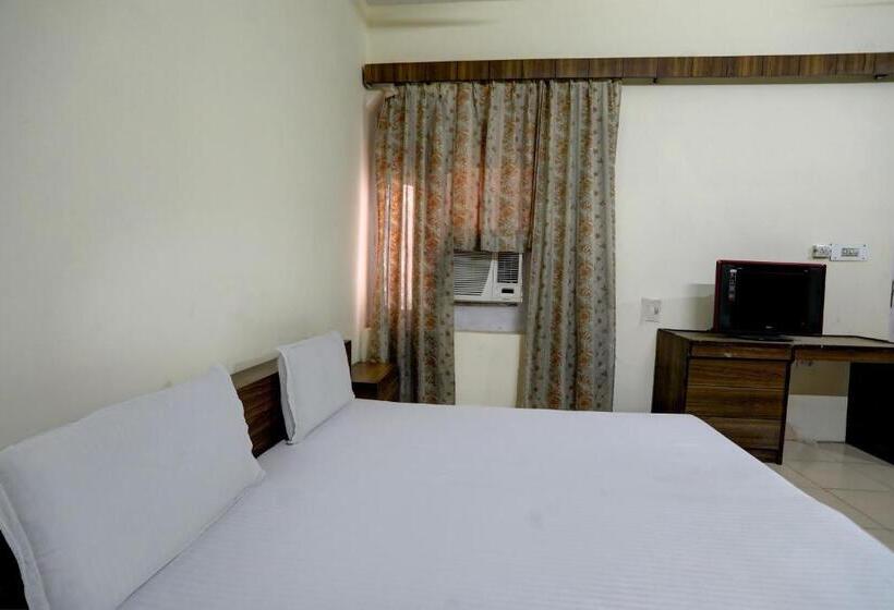 اتاق لوکس سه تخته, Oyo Hotel Friday S