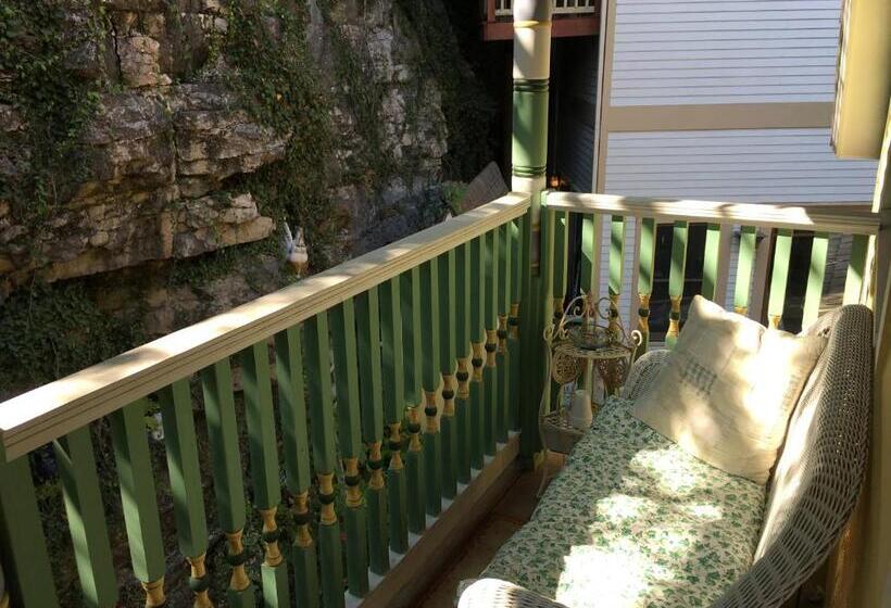 Хижина, All Seasons Inn