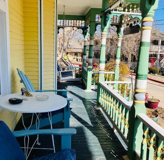 Хижина, All Seasons Inn