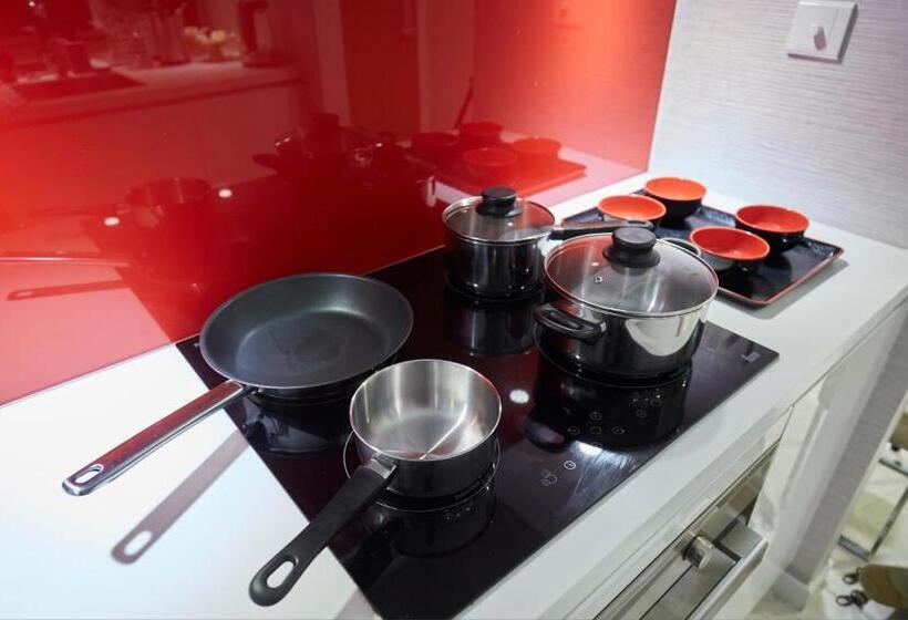 2 Bedroom Apartment with Views, Luxury Apartment Near Klcc & City Center