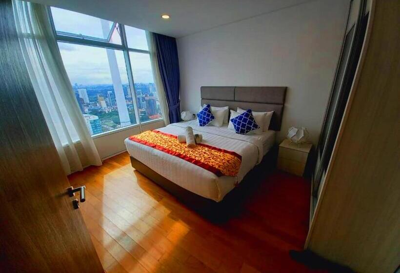 2 Bedroom Apartment with Views, Luxury Apartment Near Klcc & City Center