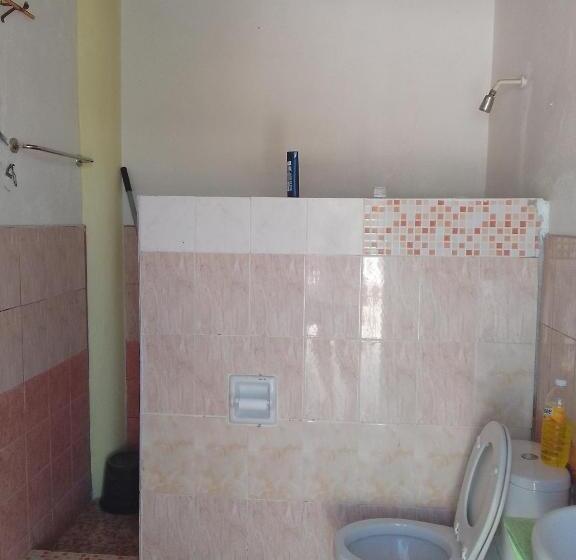 اتاق استاندارد یک تخته با سرویس بهداشتی مشترک, Cronin Residence