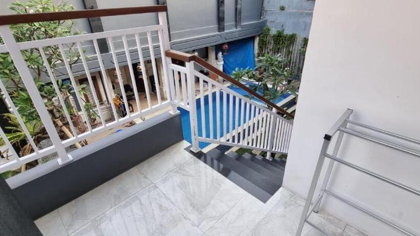 استودیوی لوکس, Dukuh Segara Guest House