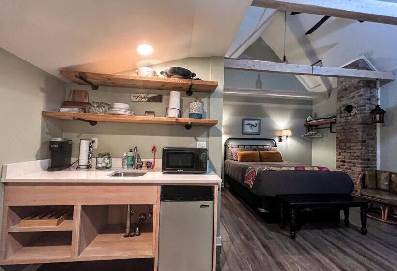 استودیوی لوکس, Sea Glass Inn