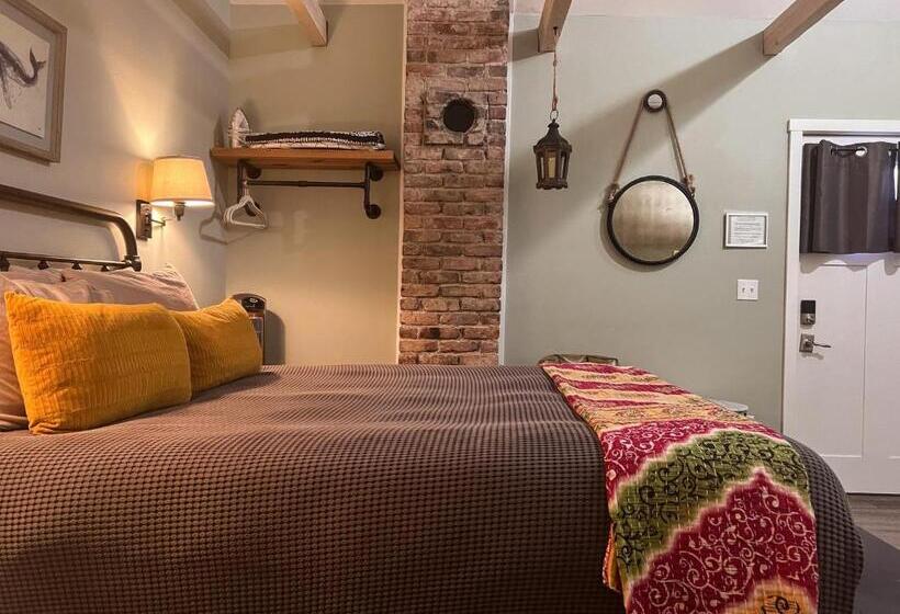 استودیوی لوکس, Sea Glass Inn