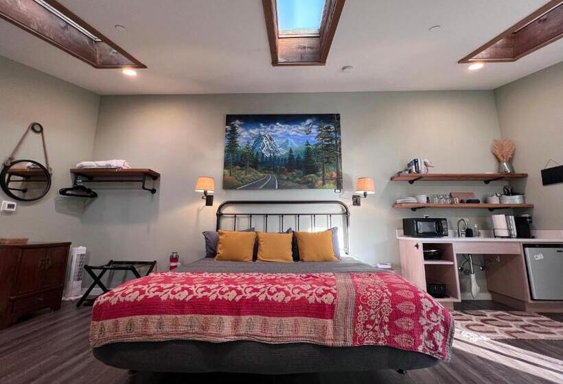 استودیوی لوکس, Sea Glass Inn