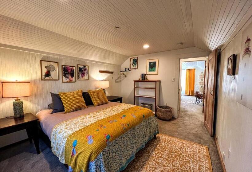 سوییت لوکس, Sea Glass Inn