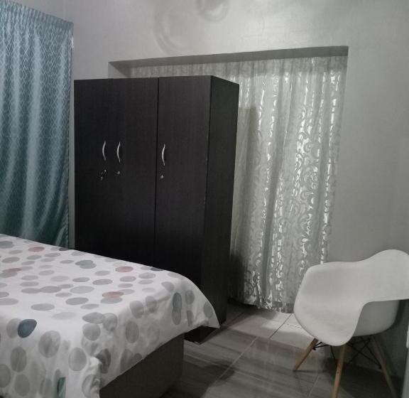 اتاق استاندارد چهارنفره با سرویس بهداشتی مشترک, Family House