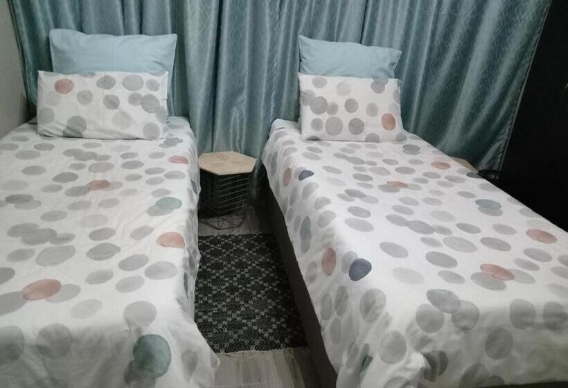 اتاق استاندارد چهارنفره با سرویس بهداشتی مشترک, Family House
