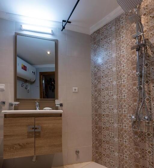 Номер Deluxe, Riad Bin Souaki