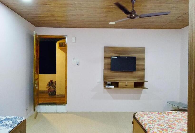 Семейный Номер, Mhatre S Guest House