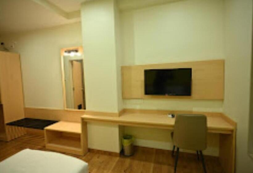 Номер Deluxe, City Centre Latur   Lodging & Restaurant Latur