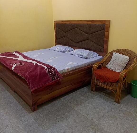 Номер Deluxe, Shri Hit Radha Mohan Dham