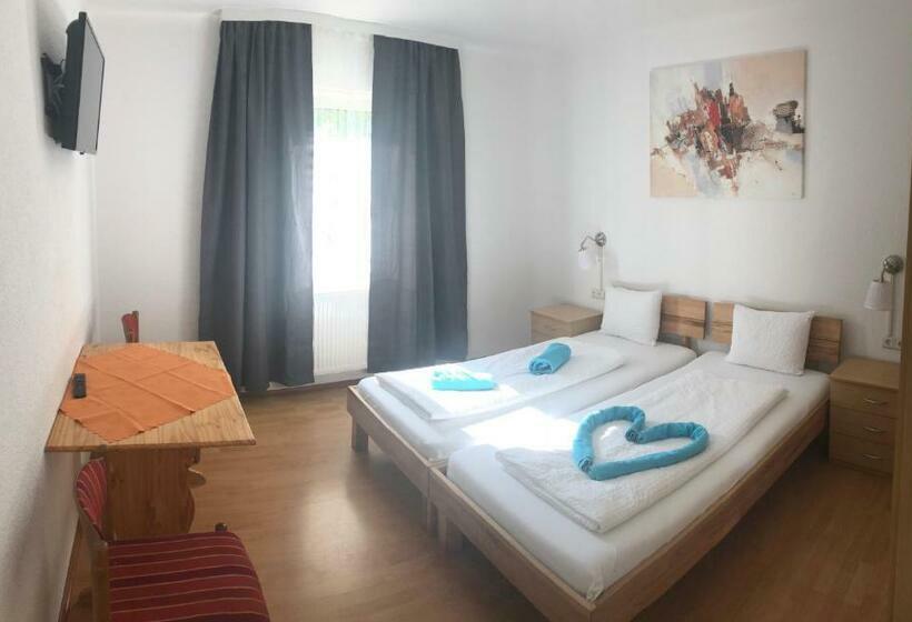 Номер Стандарт, Gasthaus & Hotel Backhendlstation