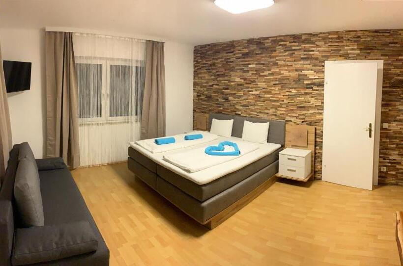 Quarto Triplo Estandar, Gasthaus & Hotel Backhendlstation