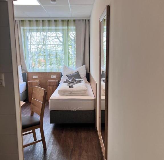 Номер Стандарт, Gasthaus & Hotel Backhendlstation
