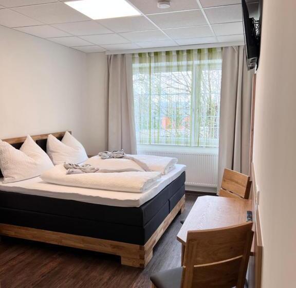 Номер Стандарт, Gasthaus & Hotel Backhendlstation