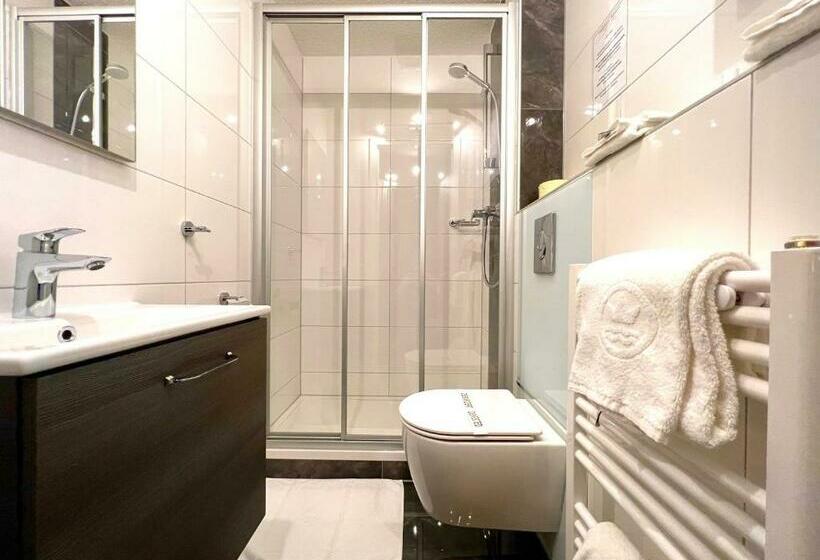 דירת שני חדרים, Residenz Royal