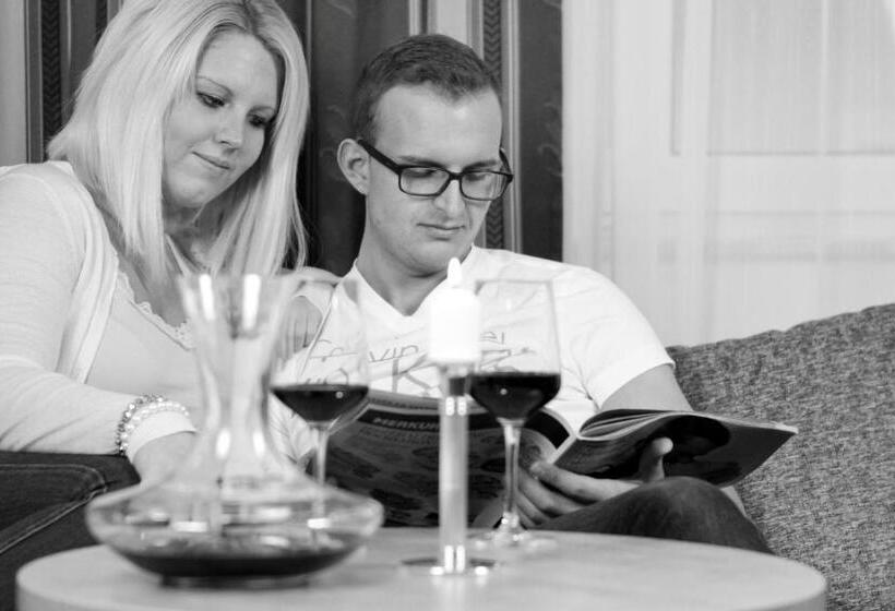 דירת שני חדרים, Residenz Royal