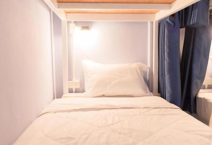 Кровать в Общей Комнате, Nacha Hostel, Koh Phi Phi, Krabi. Thailand
