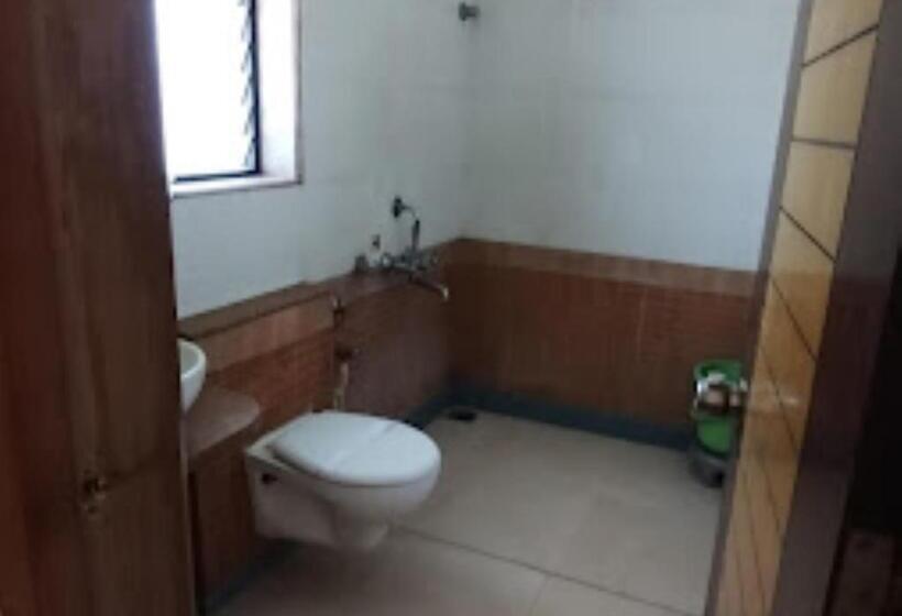 Номер Deluxe Кровать Кинг, Premier   Hotel In Saket Society Bhusawal
