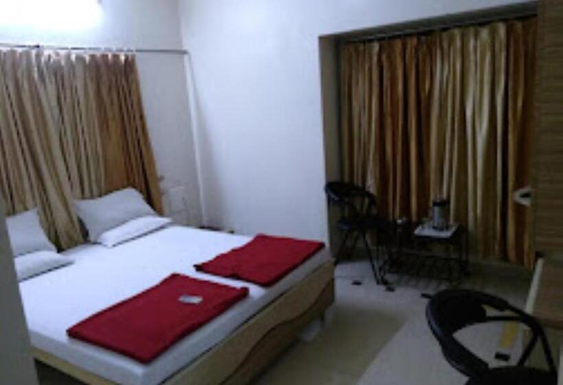 Номер Deluxe Кровать Кинг, Premier   Hotel In Saket Society Bhusawal