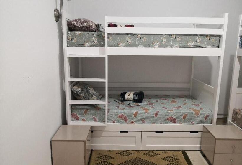 تختخواب در اتاق مشترک, Hostel La Corniche