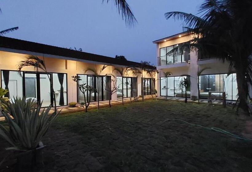 اتاق لوکس با چشم‌انداز دریا, Mercusuar Resort Jepara